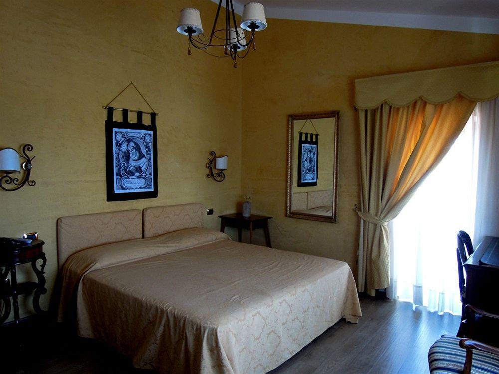 Hotel Sant'Agostino Паола Экстерьер фото