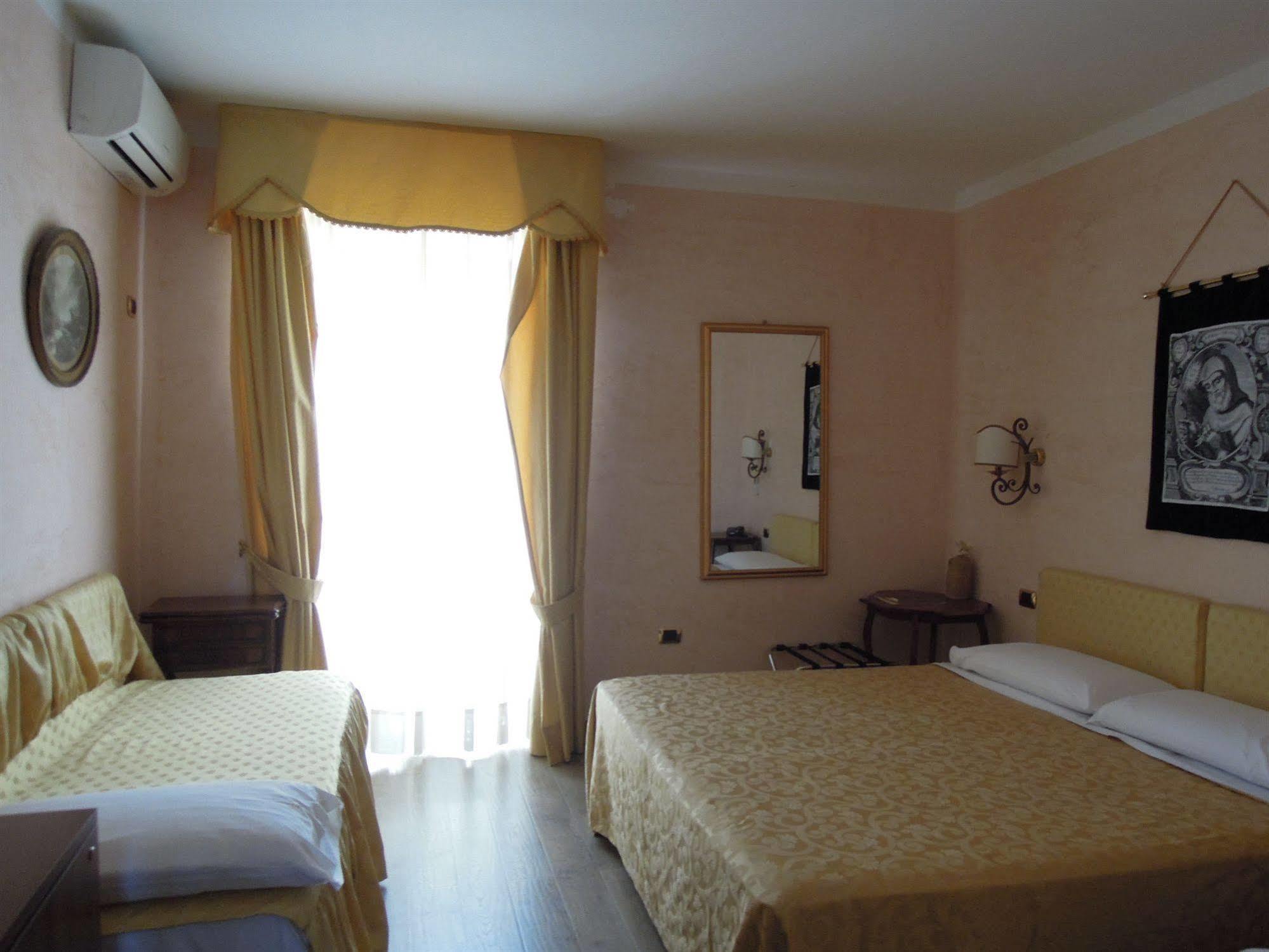 Hotel Sant'Agostino Паола Экстерьер фото