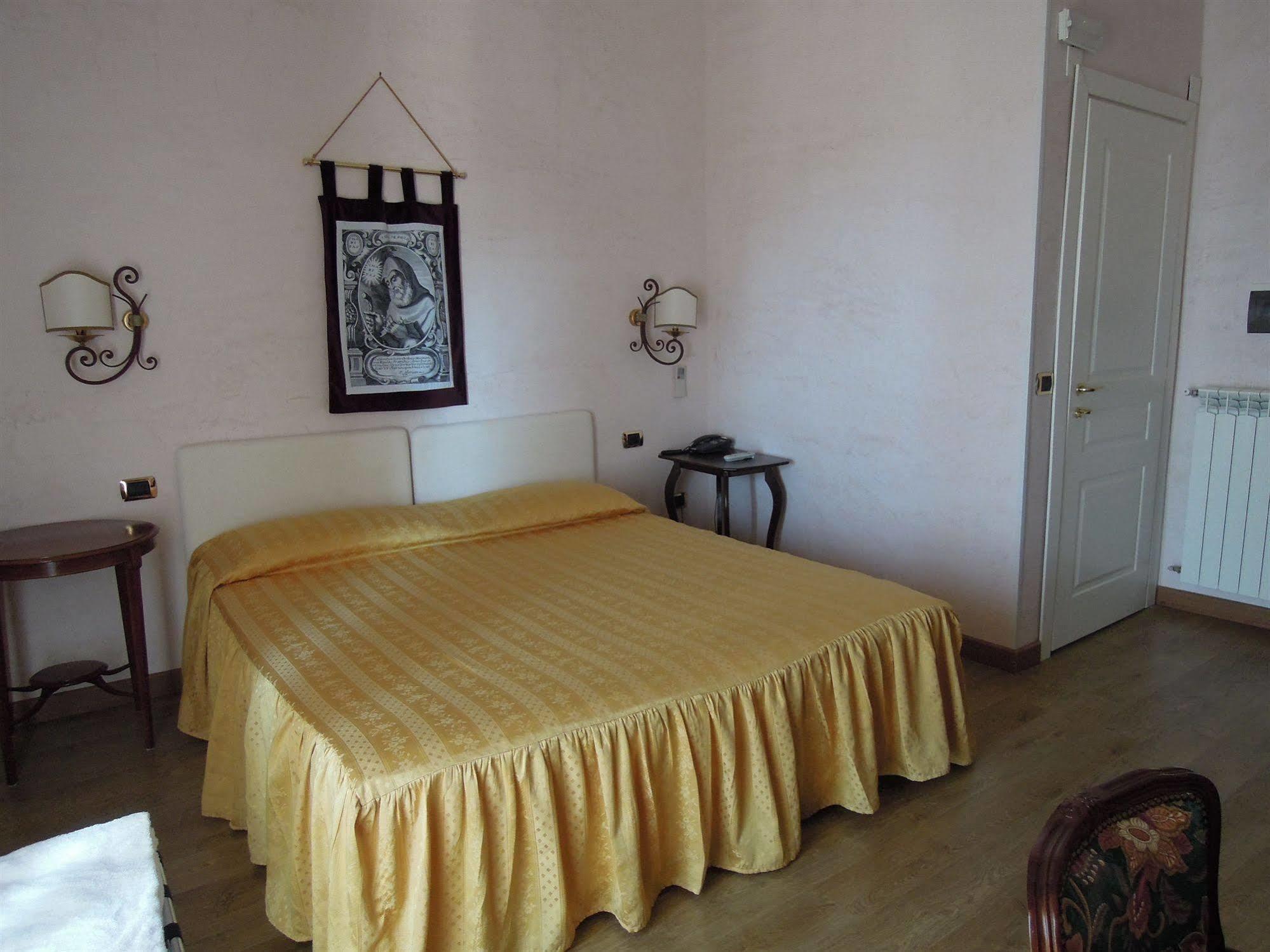 Hotel Sant'Agostino Паола Экстерьер фото